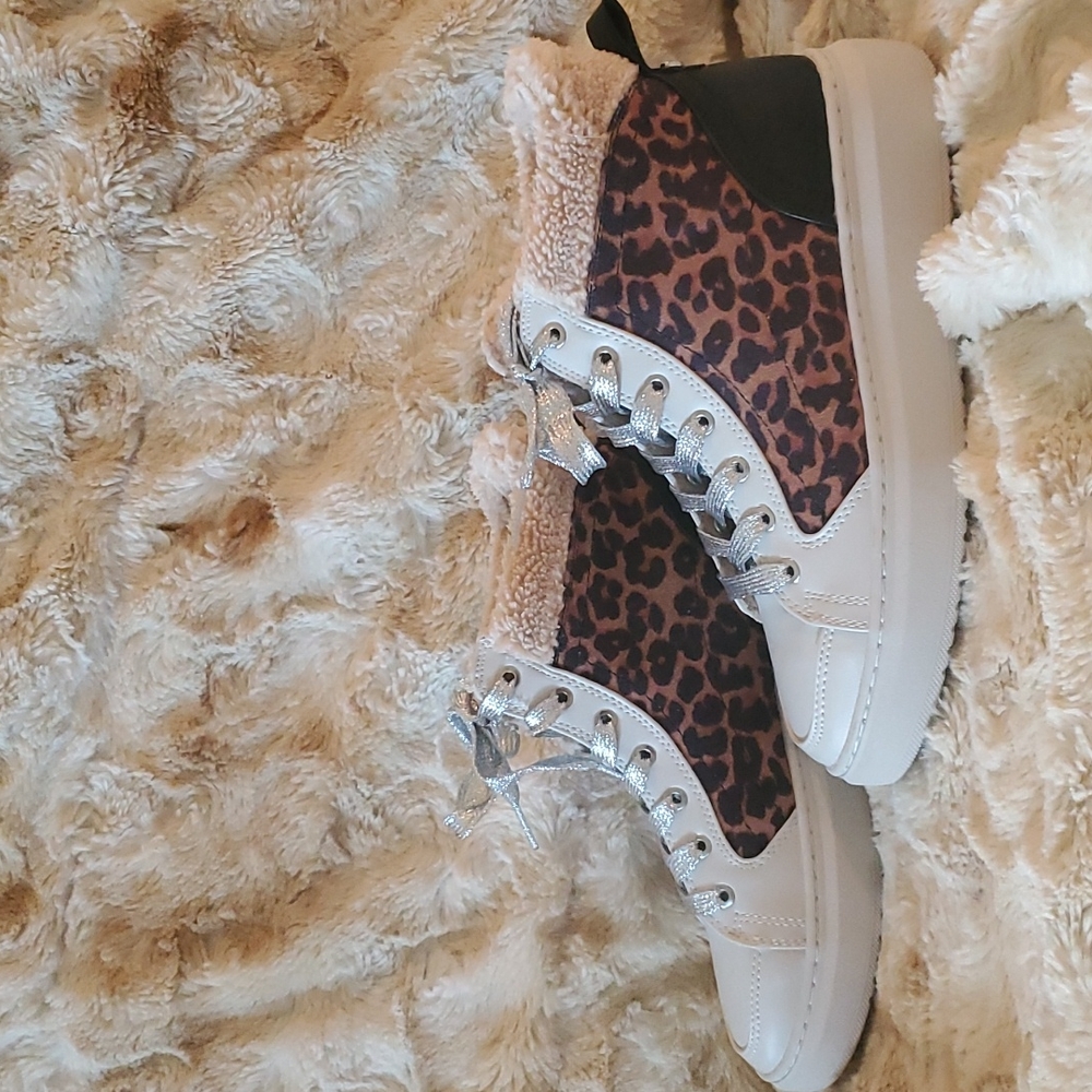 Marc Fisher LTD Merin Sneaker sz 7. New without box or tags. Never worn